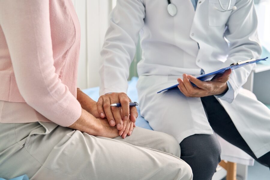 Aeltere Patientin im Gespraech mit ihrer Aerztin