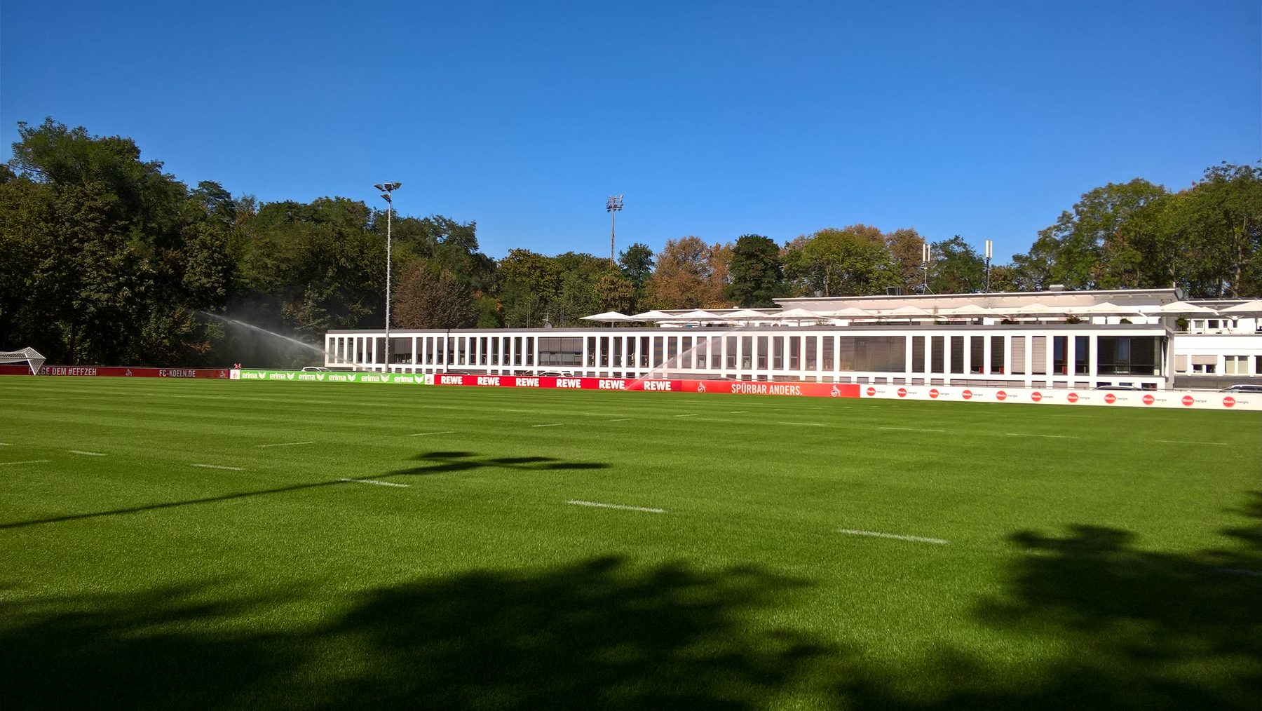 Trainingsplatz des 1. FC Köln am Geißbockheim mit Blick auf das Klubhaus