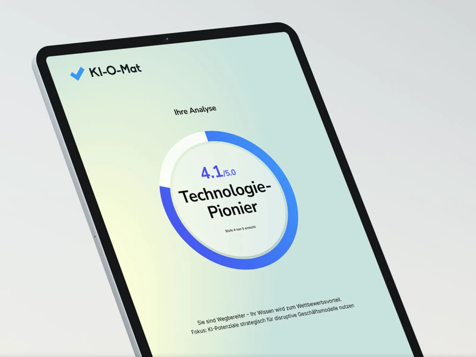 KI-O-Mat auf dem Tablet: die Auswertung des Strategiechecks mit Einstufung und Fokus-Empfehlung
